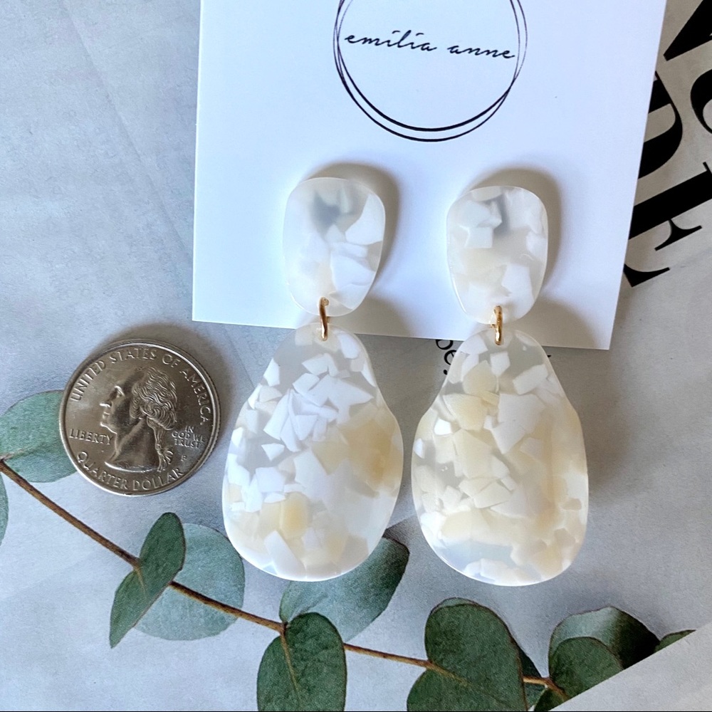 Luxury Acrylic White Geometric Resin Earrings - Picture 2 of 4